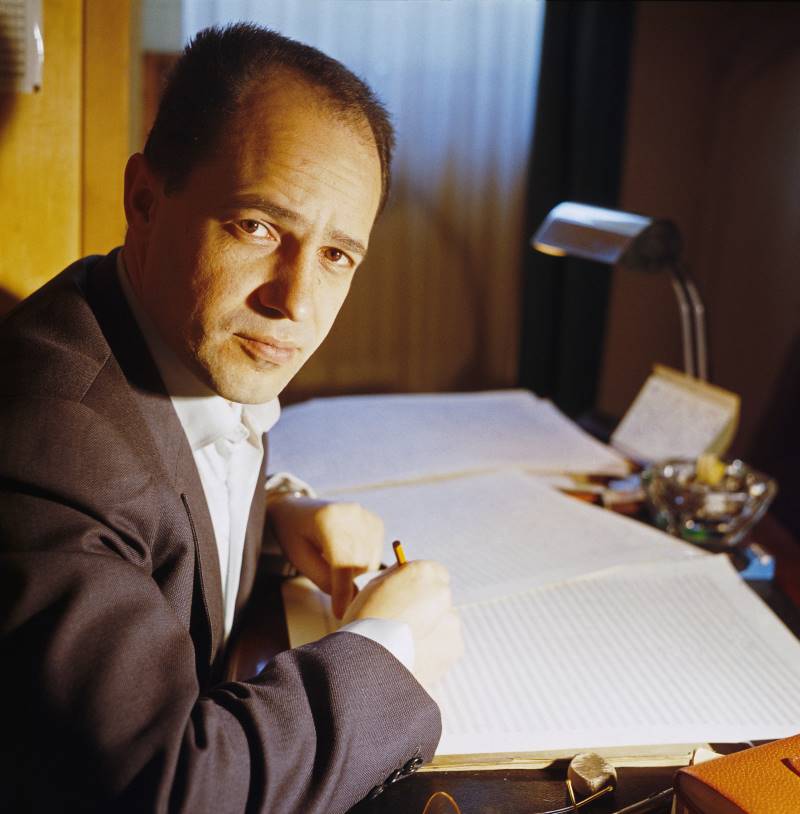 Pierre Boulez chez lui à Paris, 1958 © Photo Ingi Paris / akg-images
