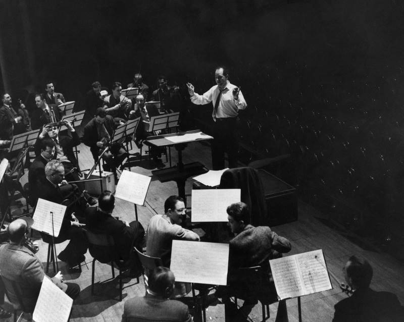 Pierre Boulez avec l’Orchestre Lamoureux, Salle Pleyel, 16 mars 1958 © Photo Ingi Paris / akg-images
