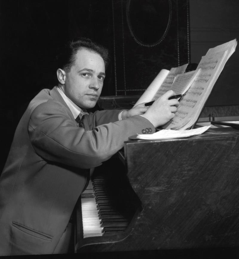 PPierre Boulez travaillant sur une partition au Théâtre Marigny à Paris, 1953